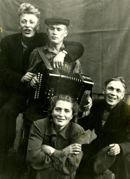 KKE 4514.jpg - Od góry, od lewej: Piotr Filipow z kolegą, u dołu Leonarda Filipow z kolegą, Ural, 1954 r.